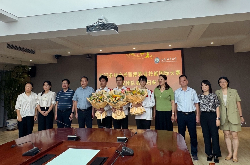 图1 欢迎获奖团队凯旋.jpg