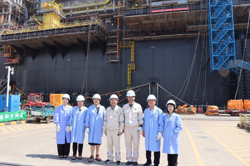 图5 船舱参观合影.JPG